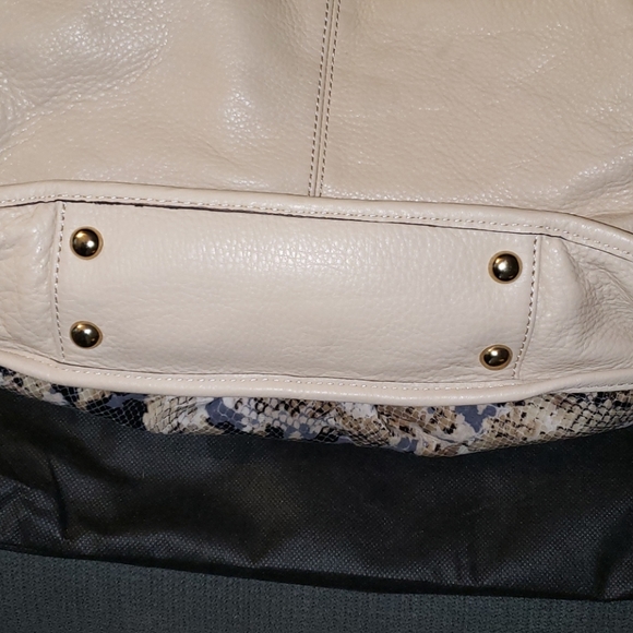 B Makowsky Soft Leather Cream and Snake Print - Picture 7 of 8